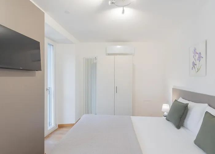 Pozzo Vertical With Garden And Parking By Rent Appartement *