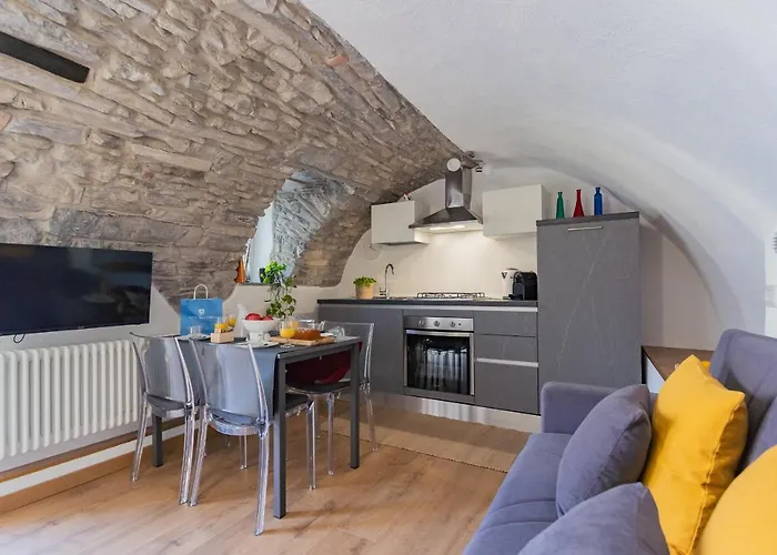 Pozzo Vertical With Garden And Parking By Rent Appartement Torno