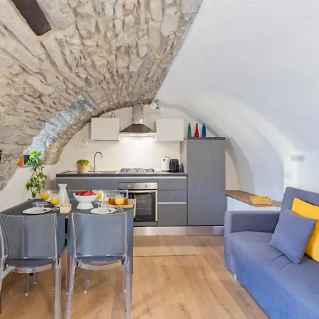 Pozzo Vertical With Garden And Parking By Rent