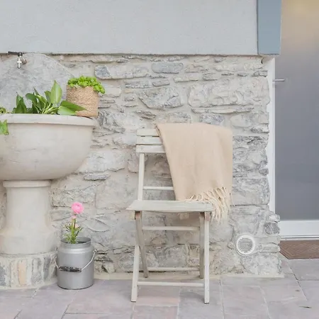 公寓 Pozzo Vertical With Garden And Parking By Rent
